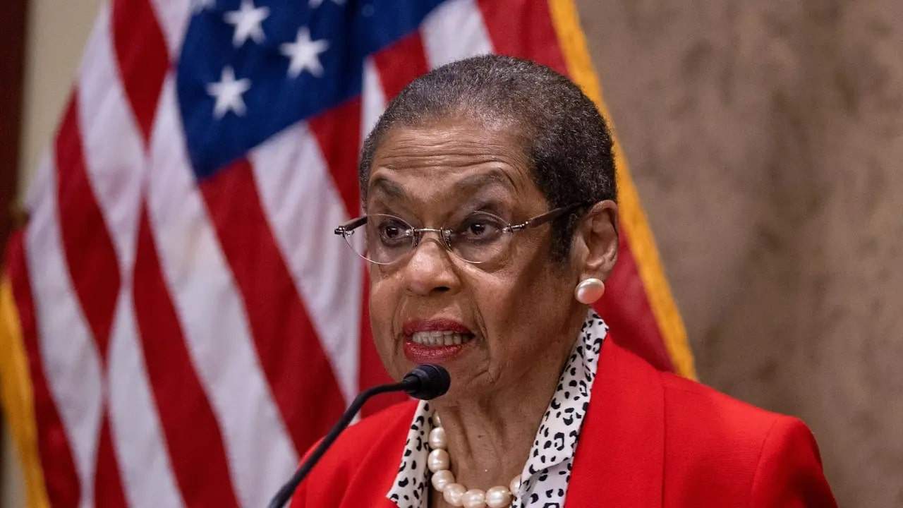 125+ Middle Names For Eleanor - CraftyMotherFather