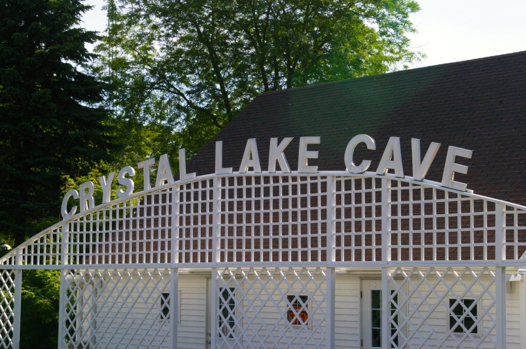 Romantic Getaways In Iowa : Crystal Lake Cave - Credits: Pexels