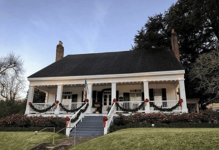 Romantic Getaways In Louisiana : Christmas at Saint Francisville - Credits: Instagram