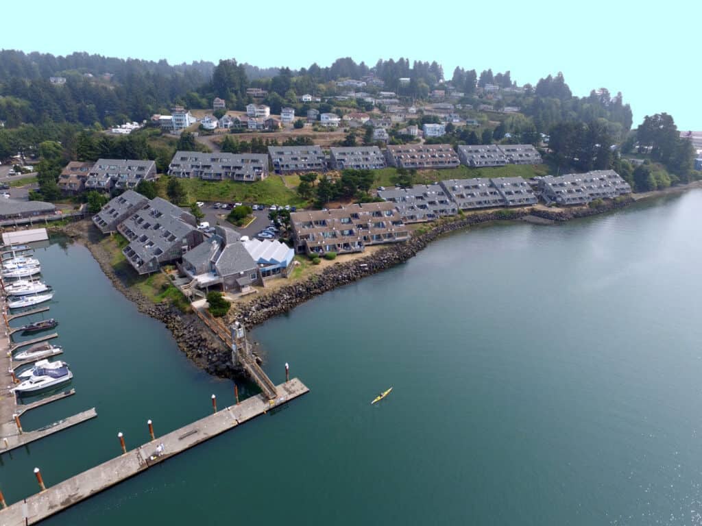 Romantic Getaways In Oregon : Embarcadero Resort Hotel & Marina - Credits: Pixabay