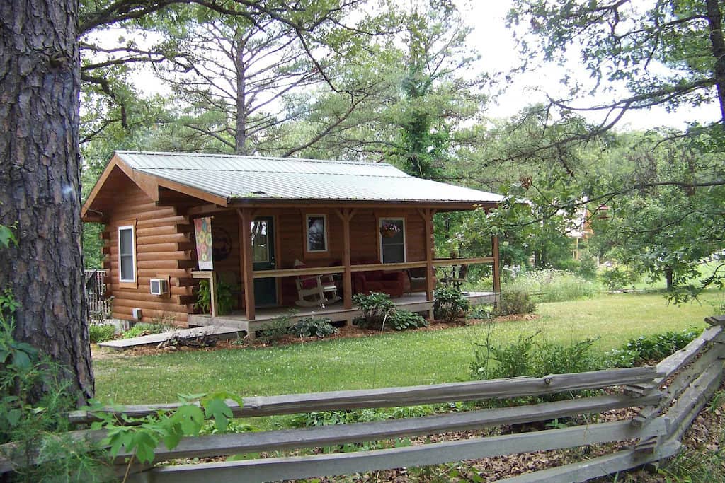 Romantic Getaways In Missouri : Jack’s Little Log Cabin, Gill Ridge - Credits: iStock