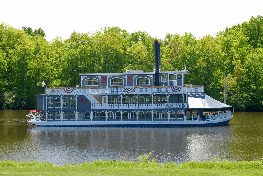 Romantic Things To Do In Lansing For Couples : Michigan Princess - Credits: Pexels