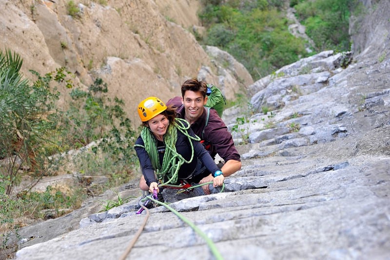 Romantic Things To Do In Atlanta For Couples : Couple climbing a mountain - Credits: Unsplash