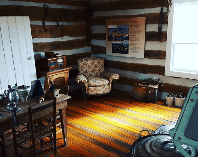 Romantic Things To Do In Jefferson City For Couples : Missouri Farm Bureau log home - Credits: Instagram