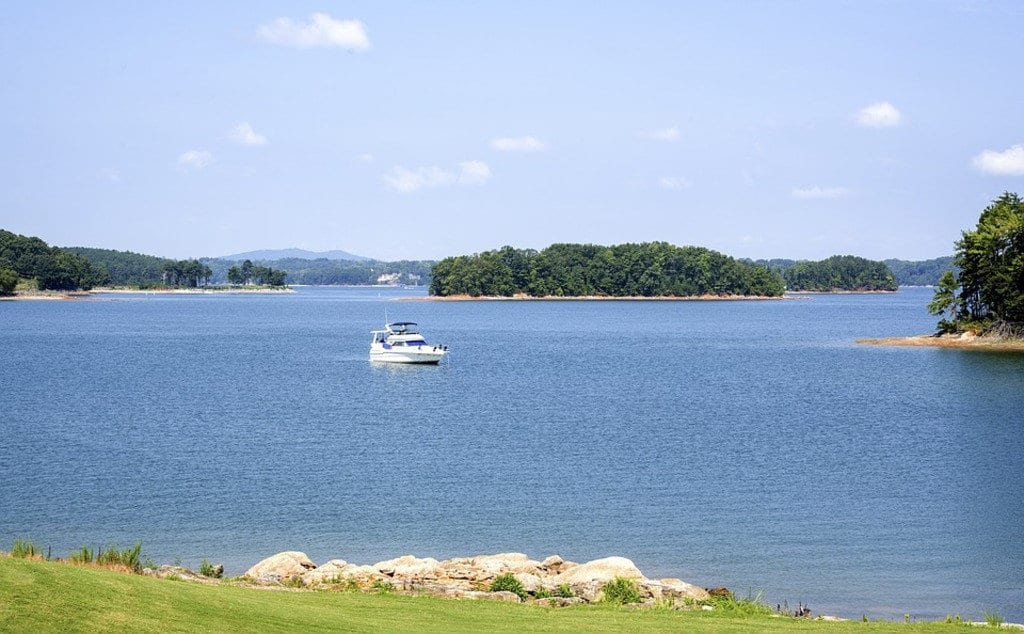 Romantic Things To Do In Atlanta For Couples : Lake Lanier - Credits: Unsplash