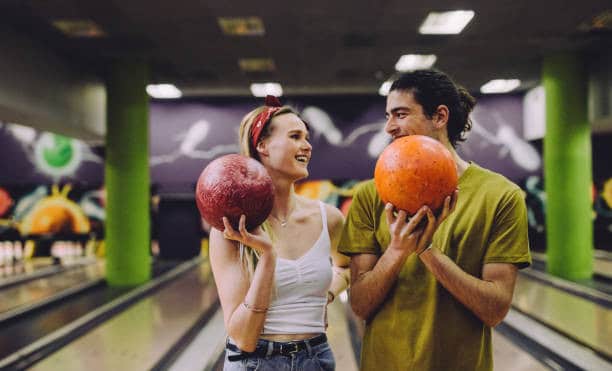 Romantic Things To Do In Indianapolis For Couples : Couple at a bowling center - Credits: iStock