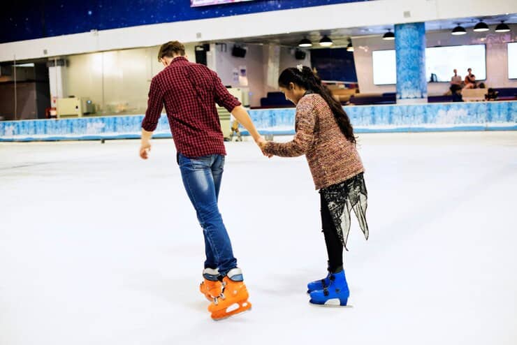 Romantic Things To Do In Columbus For Couples : Couple at a roller rink - Credits: Pixabay