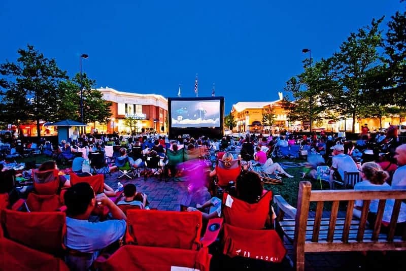 Romantic Things To Do In Columbus For Couples : Outdoor movie - Credits: Pexels