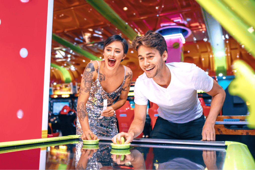 Romantic Things To Do In Oklahoma City For Couples : Couple enjoying arcade games - Credits: iStock