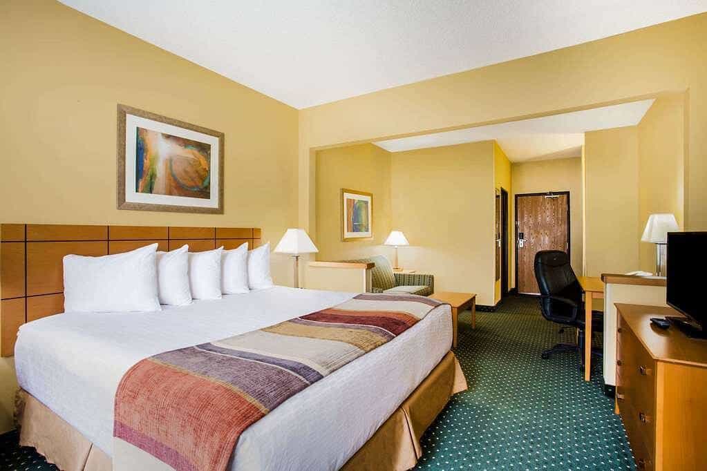 Romantic Things To Do In Helena For Couples : Baymont by Wyndham Helena hotel - Credits: Instagram