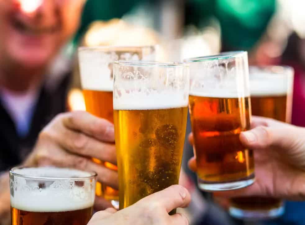 Romantic Things To Do In Pearl City, Hawaii : Beer at a pub - Credits: Pexels