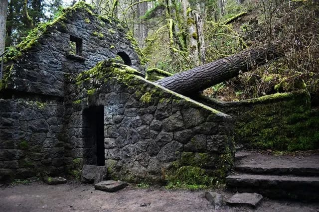 Romantic Things To Do In Portland, Oregon : The Witch’s Castle - Credits: Unsplash