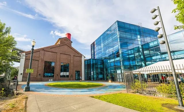 Romantic Things To Do In Portland, Oregon : Oregon Museum Of Science And Industry - Credits: Unsplash