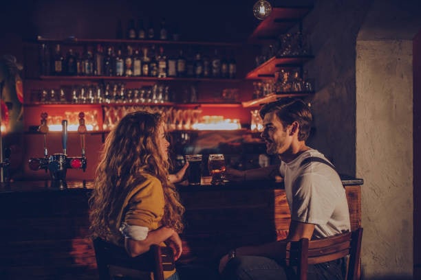 Romantic Things To Do In Minneapolis, Minnesota : Couple at a bar - Credits: iStock