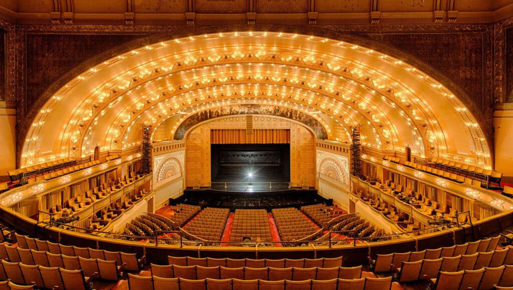 Romantic Things To Do In Chicago, Illinois : The Chicago Theater - Credits: Instagram