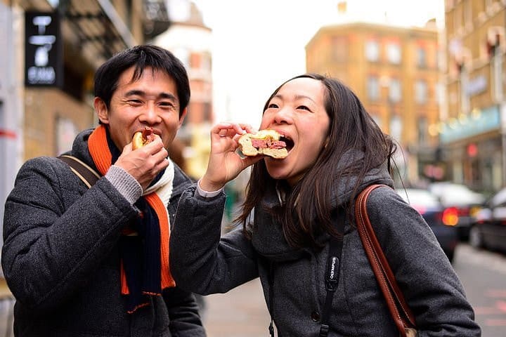 Romantic Things To Do In Pearl City, Hawaii : Couple eating food on a food tour - Credits: Instagram