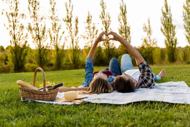 Romantic Things To Do In Pearl City, Hawaii : Couple picnicking in a park - Credits: iStock