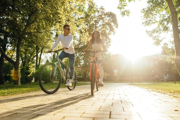 Romantic Things To Do In Pearl City, Hawaii : Couple biking at a park - Credits: Instagram