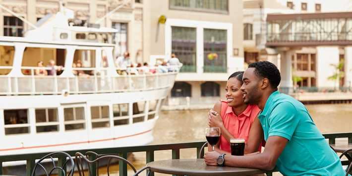 Romantic Things To Do In Milwaukee, Wisconsin : River boat ride - Credits: Pixaby